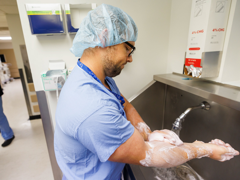 New surgery resident Dr. Aaron Hurd scrubs in. Melanie Thortis/ UMMC Communications